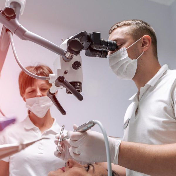 Mikroskop w stomatologii – precyzyjne narzędzie dla pięknego uśmiechu