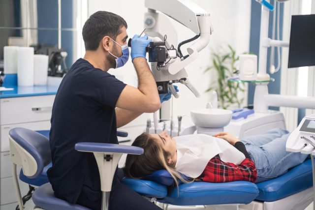 Odkryj nową erę stomatologii: Jak mikroskop zmienia leczenie zębów
